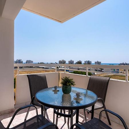 Sunny 2-Br Apartment In Mackenzie Larnaca Exterior photo