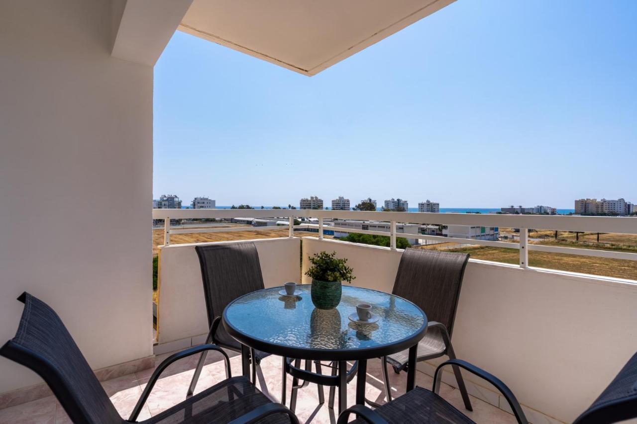 Sunny 2-Br Apartment In Mackenzie Larnaca Exterior photo